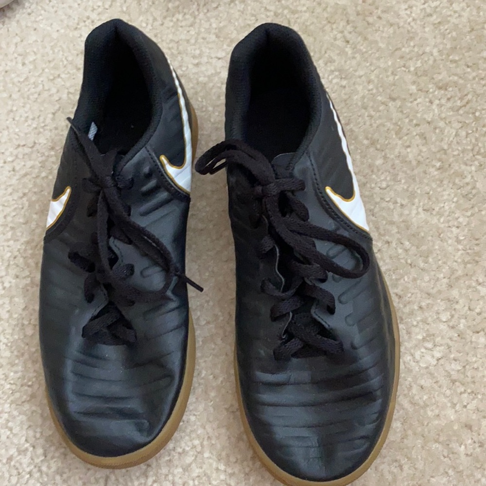 Indoor soccer shoes